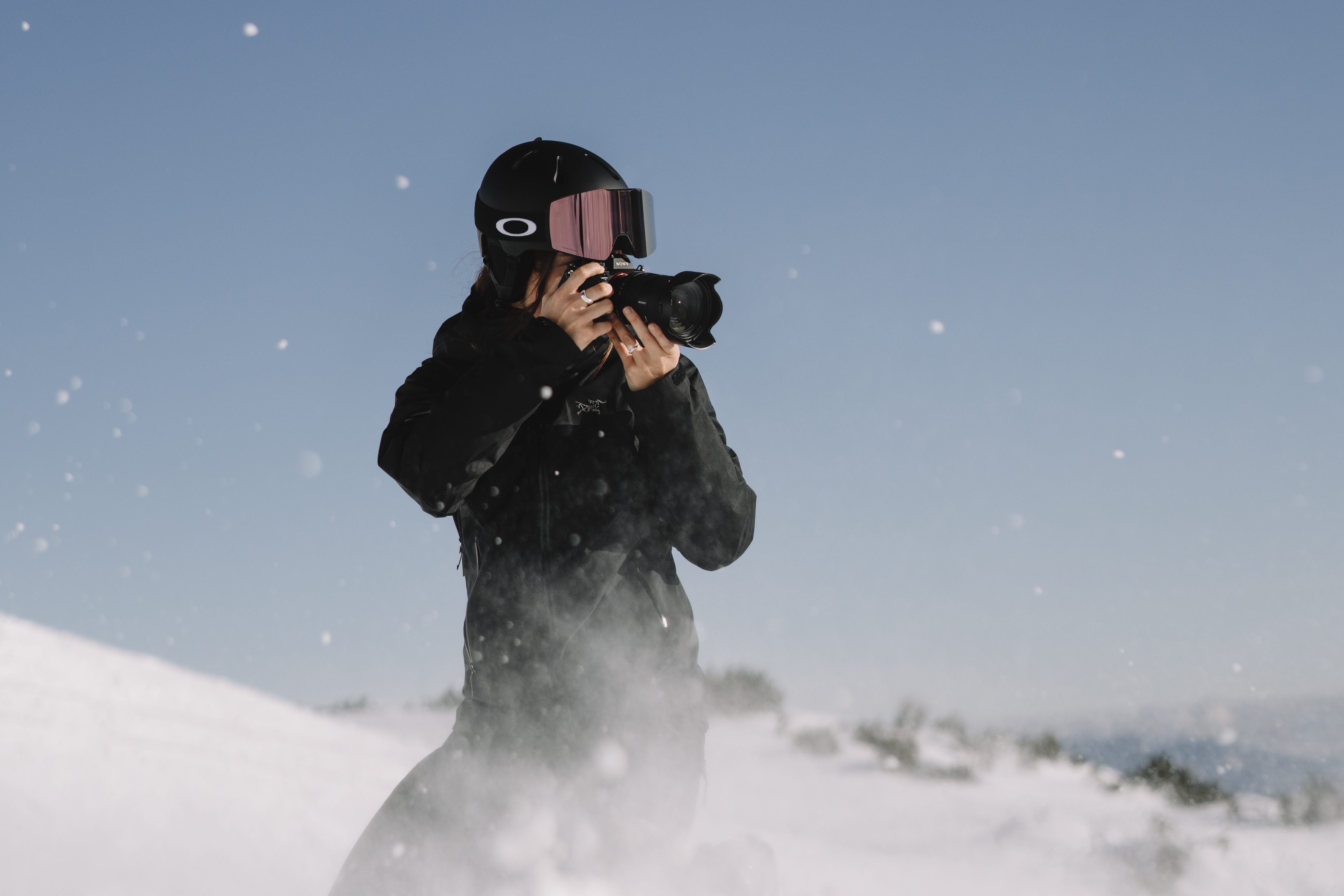 Fotografin im Einsatz mit der Sony Alpha 7 V