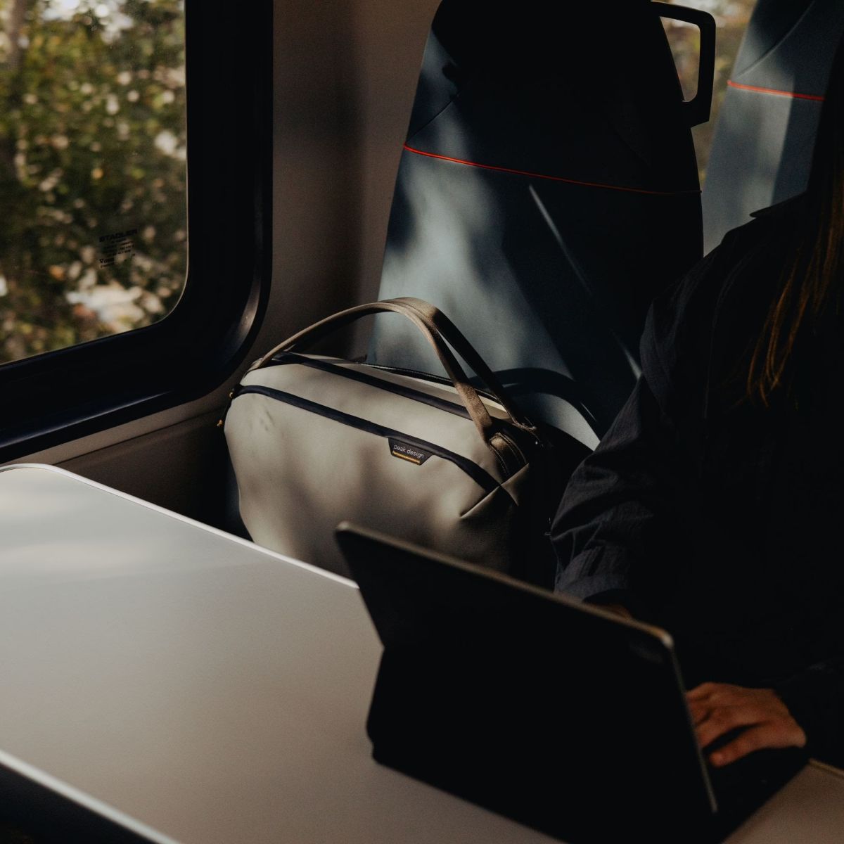 Peak Design Travel Weekender 25L Stone Anwendungsbeispiel im Zug