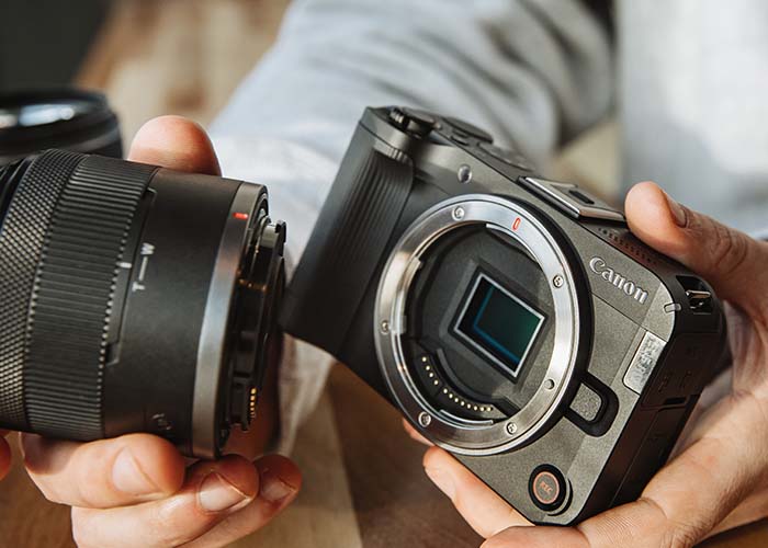 Canon EOS R50 V spiegellose Systemkamera beim Wechsel des RF Objektivs