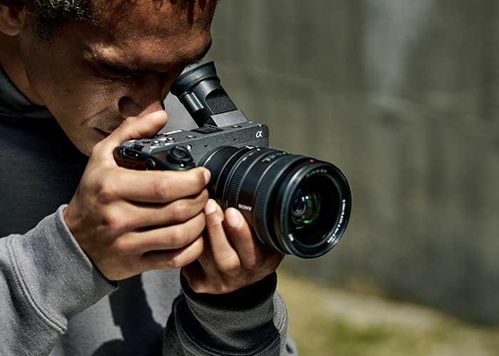 Person fotografiert mit einer Sony FX2, abklappbarer Sucher sichtbar