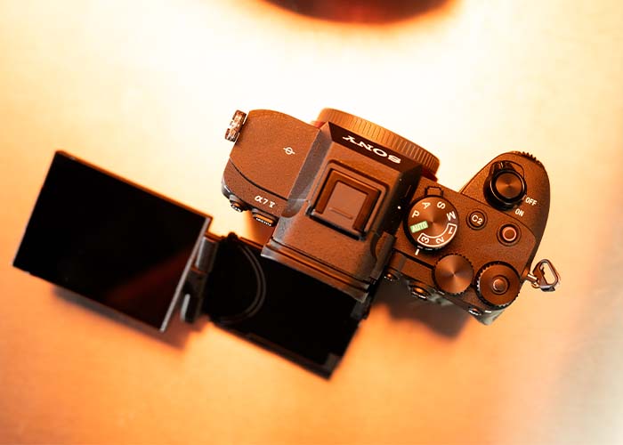 Obere Ansicht der Sony Alpha 7V mit vollständig ausgeklapptem Display