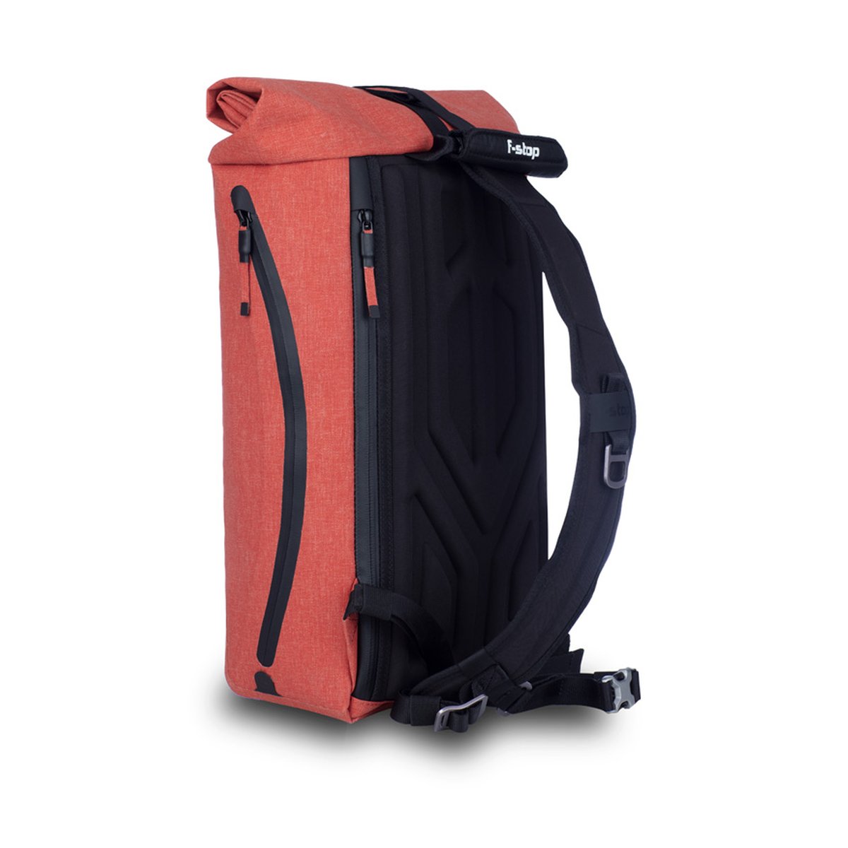 F-Stop DYOTA 11 Rooibos Tea (gebranntes orange) - Seitenansicht orangefarbener Roll-Top-Rucksack mit gepolstertem Rücken und Schultergurten.