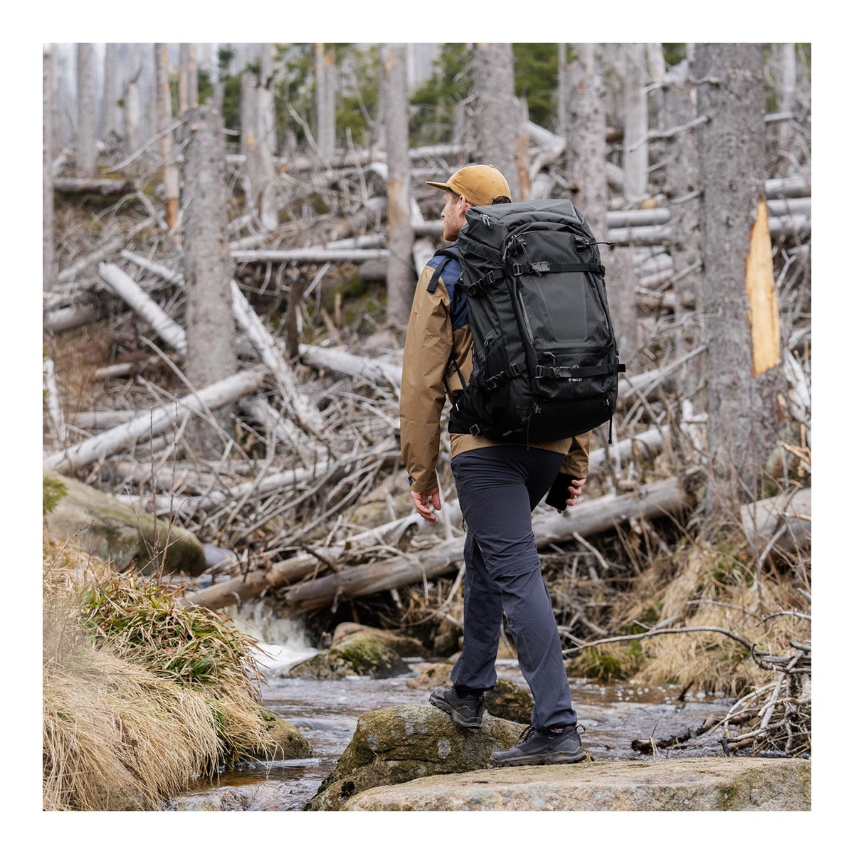 F-Stop DuraDiamond Shinn Essentials Bundle - Anthrazit - Anwendungsbeispiel: Rückansicht des Rucksacks an Person beim Wandern.