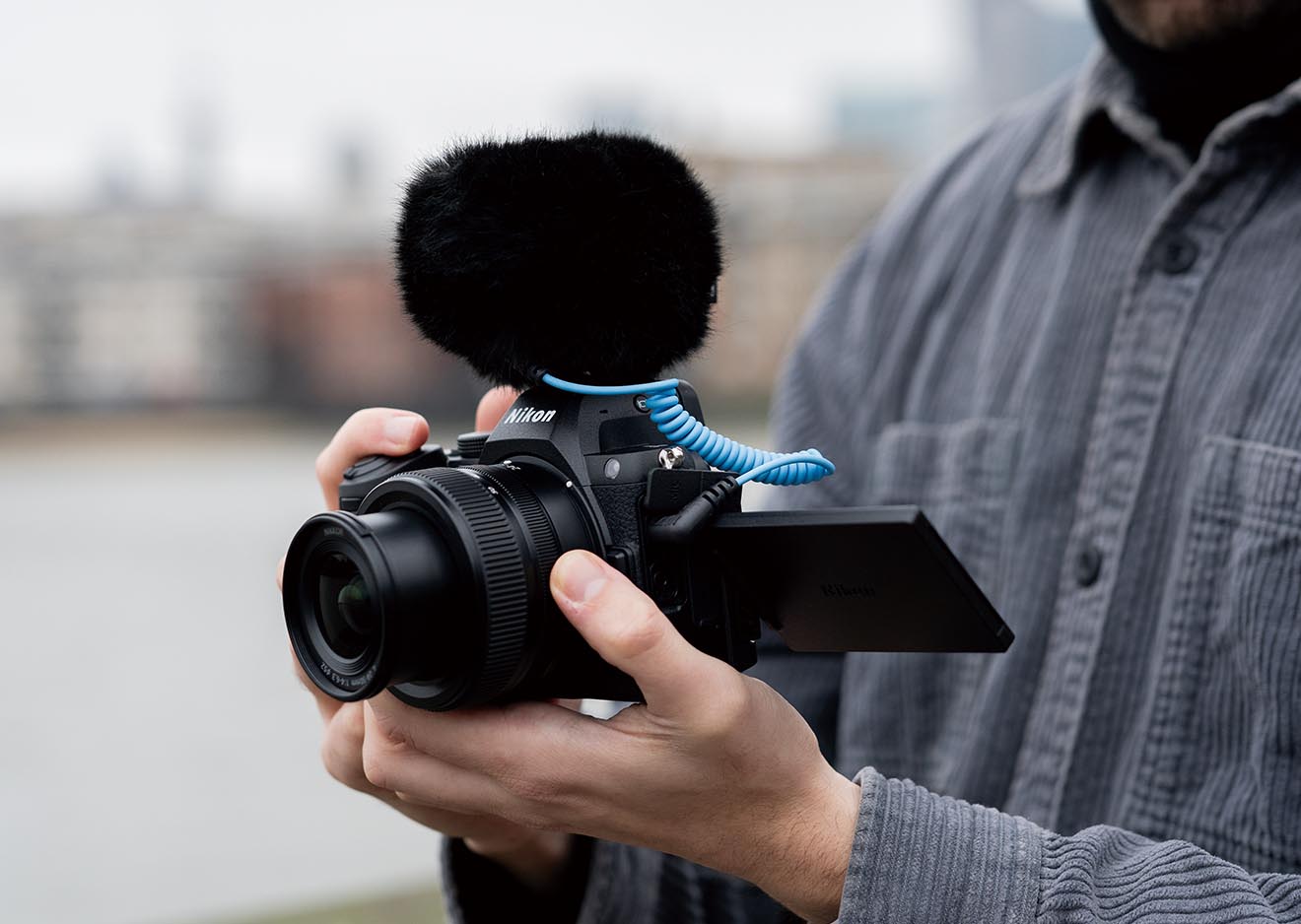 Nikon Z5 II – Vlogging-Kit im Einsatz Nikon Z5 II mit externem Mikrofon und aufgeklapptem Display – ideal für Vlogs