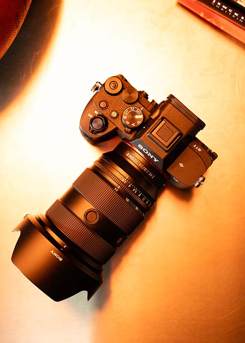Sony Alpha 7V mit 24–70mm GM II Objektiv in warmem Studiolicht von oben fotografiert