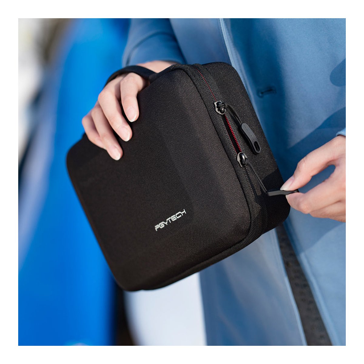 PGYTECH Osmo Pocket Carrying Case - Anwendungsbeispiel: Hand hält PGYTECH Tasche, Reißverschluss wird geöffnet.