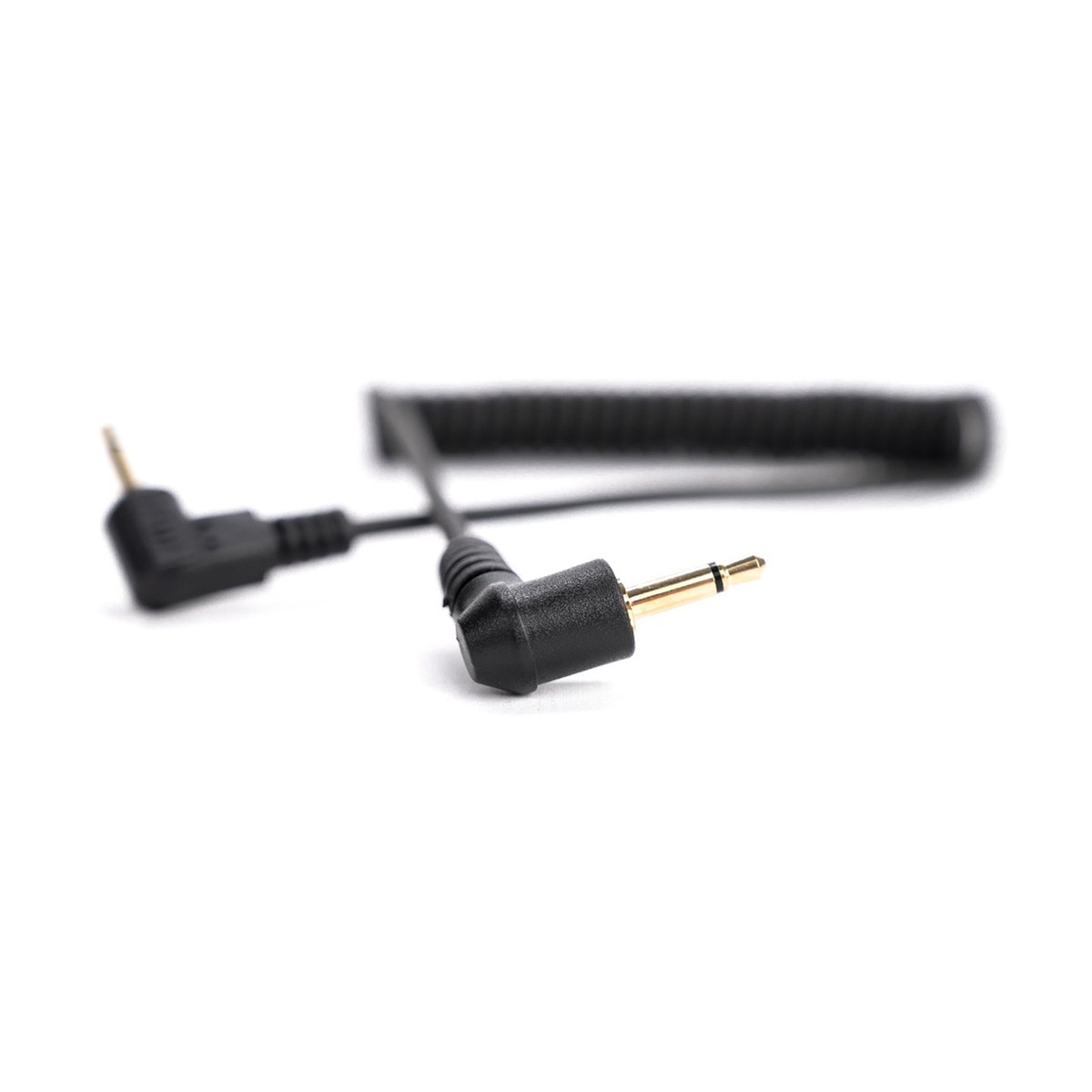 Godox Sync Cable 2.5-3.5mm - DETAILANSICHT: Spiralkabel mit gewinkelten Klinken- und PC-Sync-Steckern.