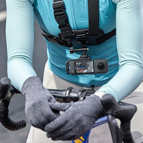 Insta360 X5 Actionkamera bei POV-Aufnahmen beim Rennradfahren