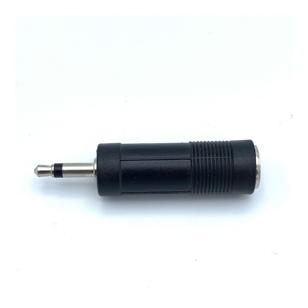 Godox Sync Socket Adapter Convert 6.35mm to 3.5mm - Seitenansicht des schwarzen Audio-Adapters: Klinkenstecker auf Klinkenbuchse.