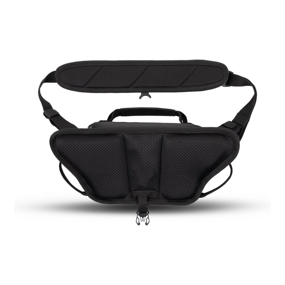 WANDRD ROGUE Sling 3L Sedona Orange - Rückansicht der schwarzen Tasche mit gepolsterter und atmungsaktiver Rückenpartie sowie Schultergurt. WANDRD ROGUE Sling 3L Sedona Orange - Rückansicht der schwarzen Tasche mit gepolsterter und atmungsaktiver Rückenpartie sowie Schultergurt.
