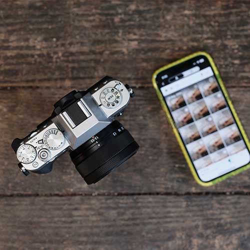 Fujifilm X-T30 III neben Smartphone zur Bildübertragung im Alltag