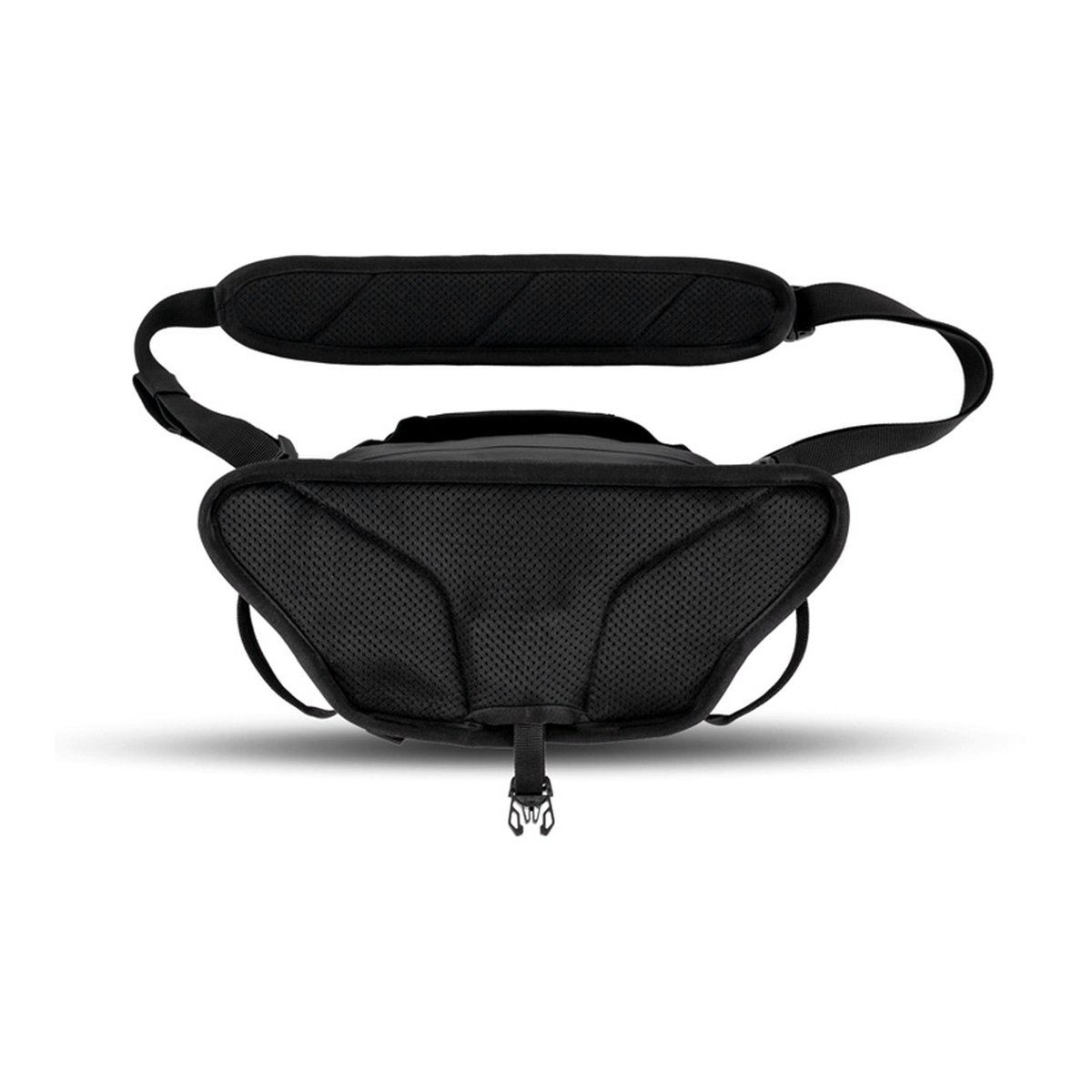 WANDRD ROGUE Sling 3L Black - Rückansicht der schwarzen Tasche mit gepolstertem Netz-Rückenteil und Schultergurt