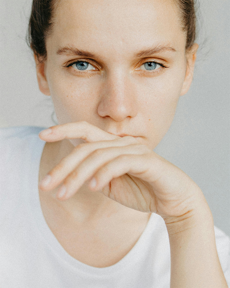 Klassisches Porträt bei Tageslicht mit Canon RF 85mm Porträt einer Frau mit heller Haut und blauem Blick – aufgenommen mit lichtstarkem Canon Objektiv