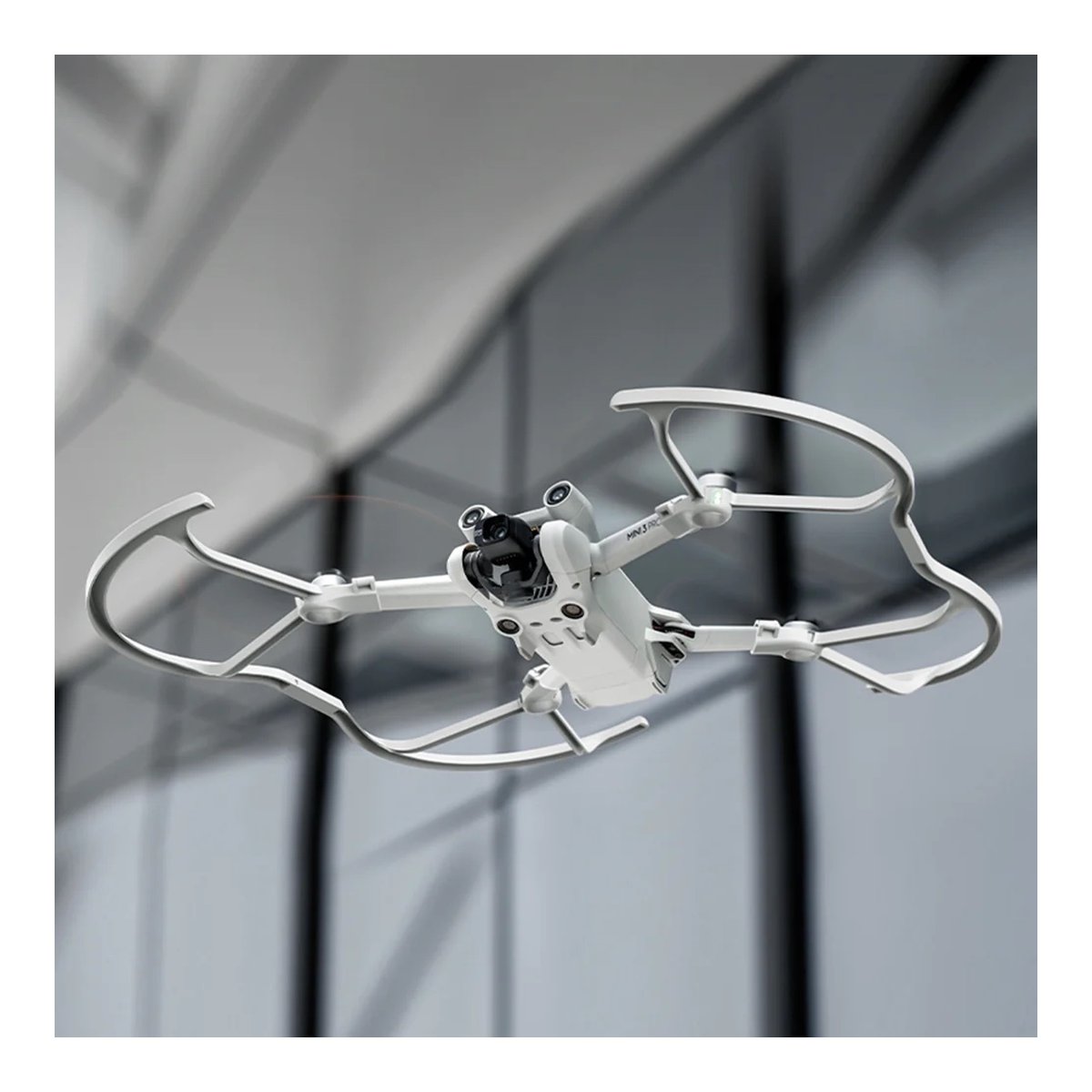 PGYTECH DJI Mini 3 Pro Propeller Guard - Anwendungsbeispiel: Drohne mit Propellerschutz im Flug, Ansicht von unten.