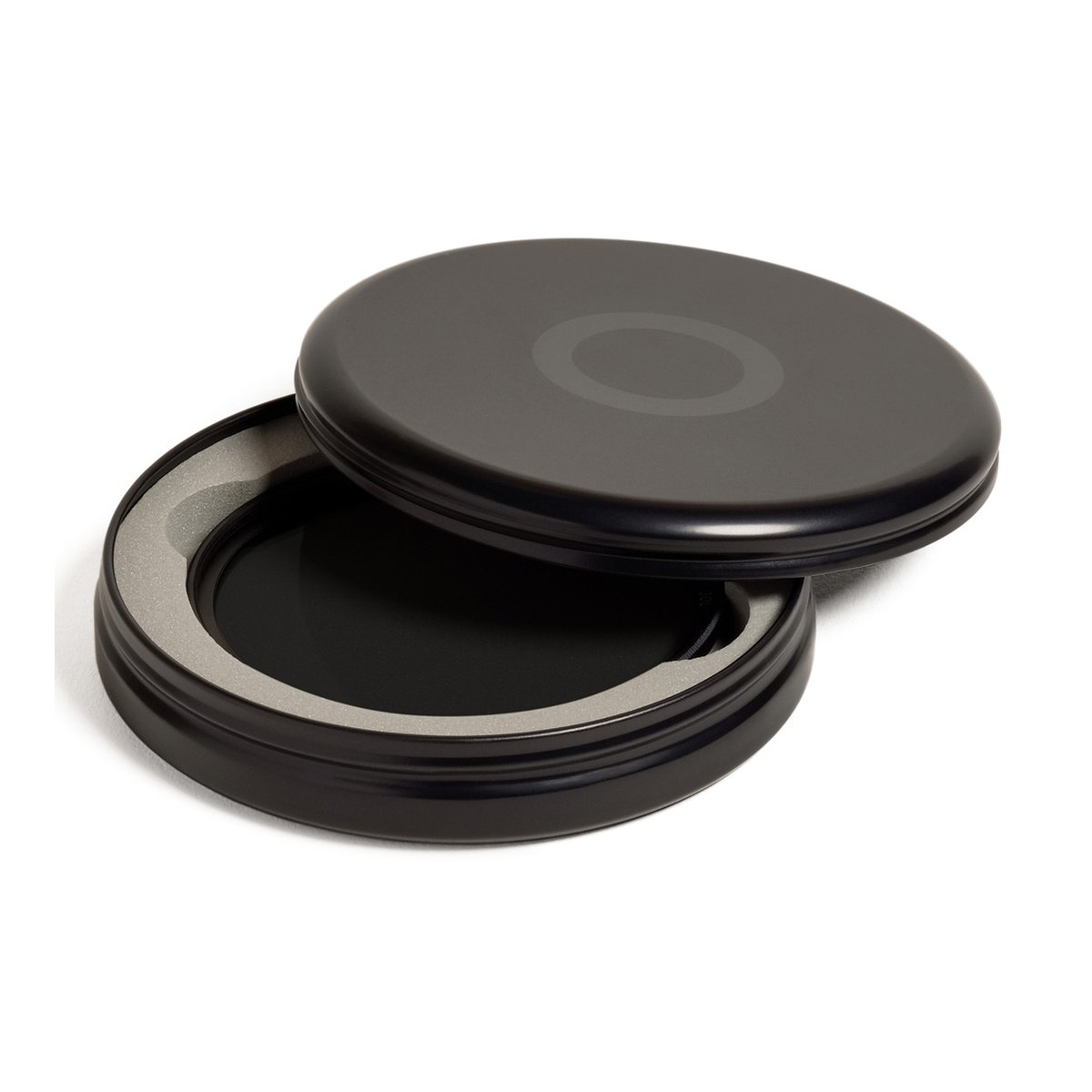 Urth 72mm ND16 (4 Stop) Lens Filter (Plus+) - Verpackung: Geöffnete schwarze runde Schutzhülle mit Oakley Logo und Schaumstoffeinlage Urth 72mm ND16 (4 Stop) Lens Filter (Plus+) - Verpackung: Geöffnete schwarze runde Schutzhülle mit Oakley Logo und Schaumstoffeinlage