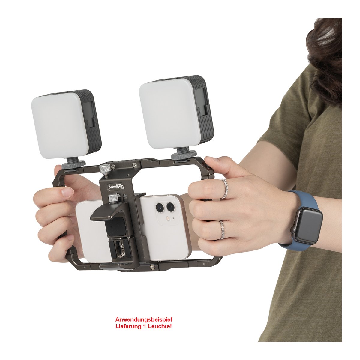 SmallRig 3286B Vibe P96 LED Video Light - Anwendungsbeispiel: Person hält Smartphone-Rig mit zwei Leuchten.