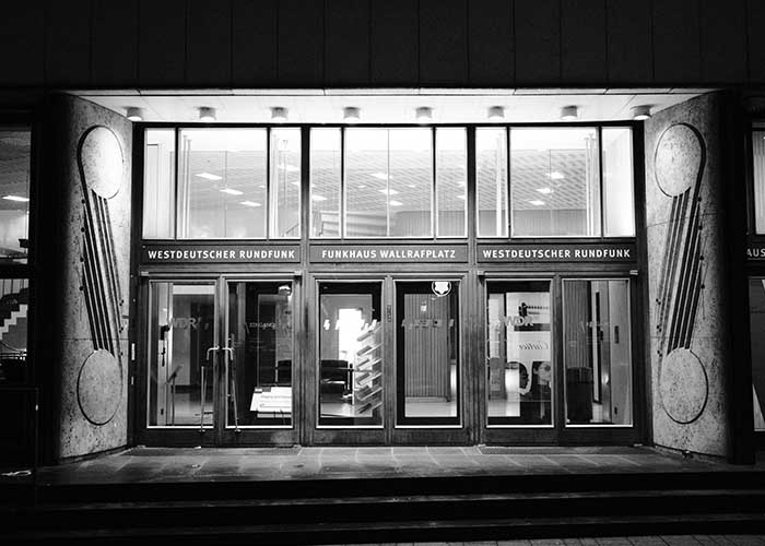 Streetfotografie bei Nacht als Beispielbild aufgenommen mit der Fujifilm X-T30 III