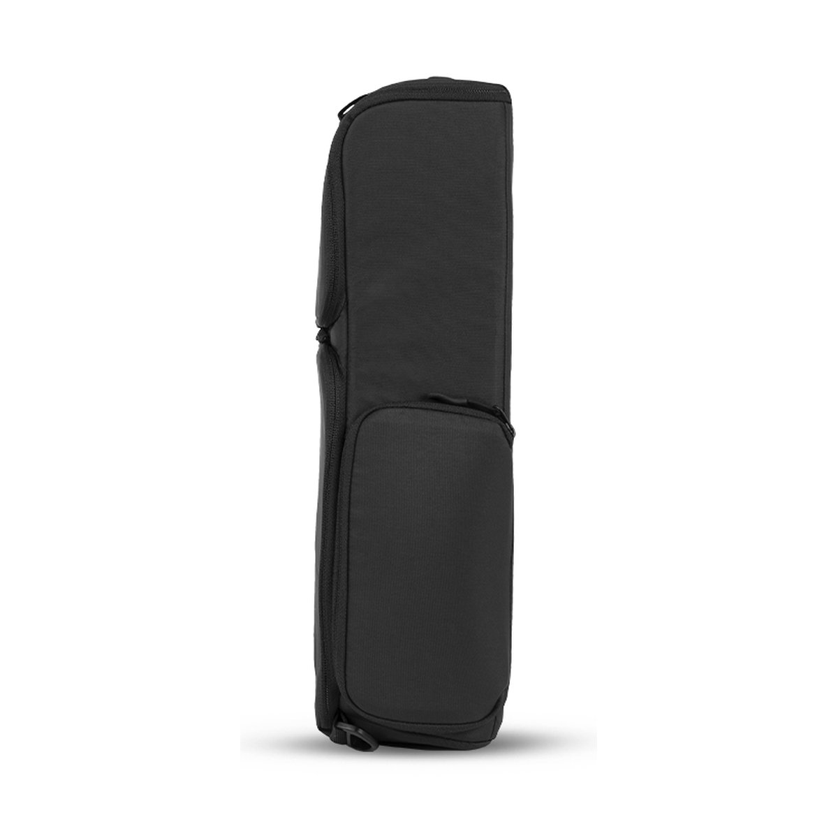 WANDRD Camera Cube Pro+ (31 Liter PRVKE) - Seitenansicht einer schwarzen, länglichen Schutztasche mit Reißverschluss.
