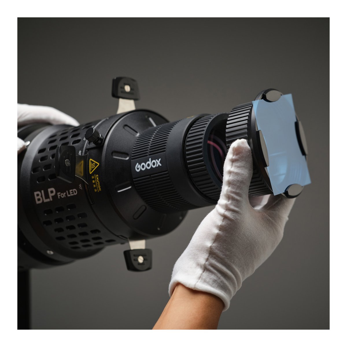 Godox Bowens Mount LED Light Projection Attachment - Anwendungsbeispiel: Filtermontage am Godox BLP For LED Lichtvorsatz.