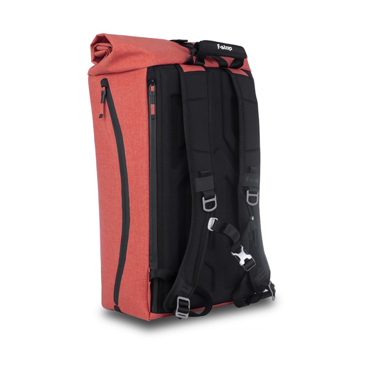 F-Stop DYOTA 20 Rooibos Tea (gebranntes orange) - Roter F-stop Roll-Top Rucksack, seitliche Rückansicht mit Schulterträgern und Reißverschlussfach.