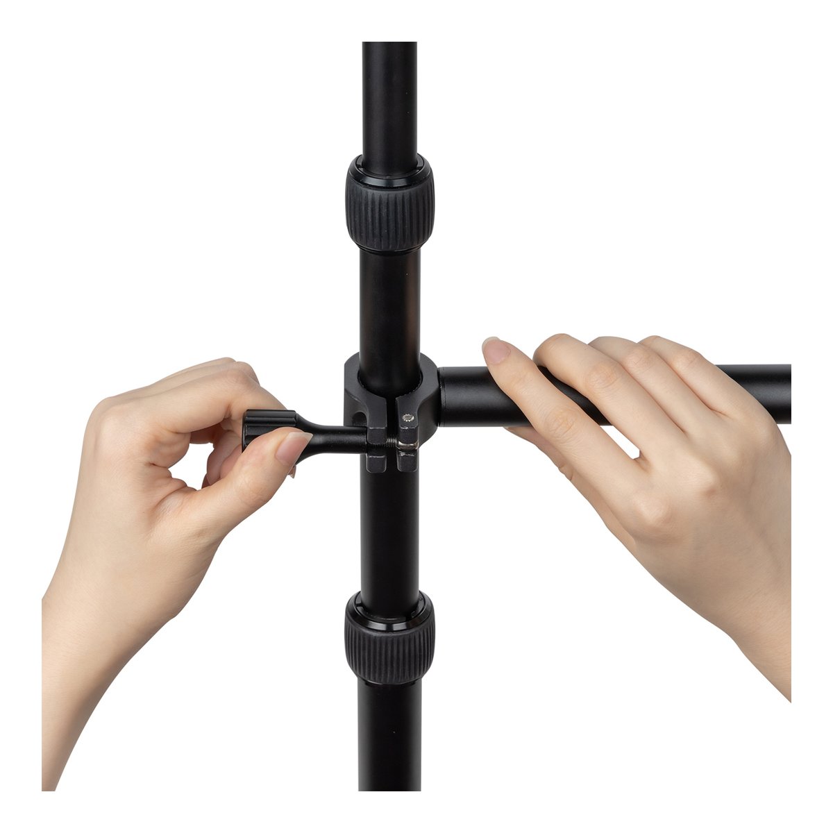 SmallRig3992 Encore DT-30 Tischhalterung mit Haltearm - Detailansicht: Hände befestigen Querstrebe an Stativstange mittels Klemmverschluss.
