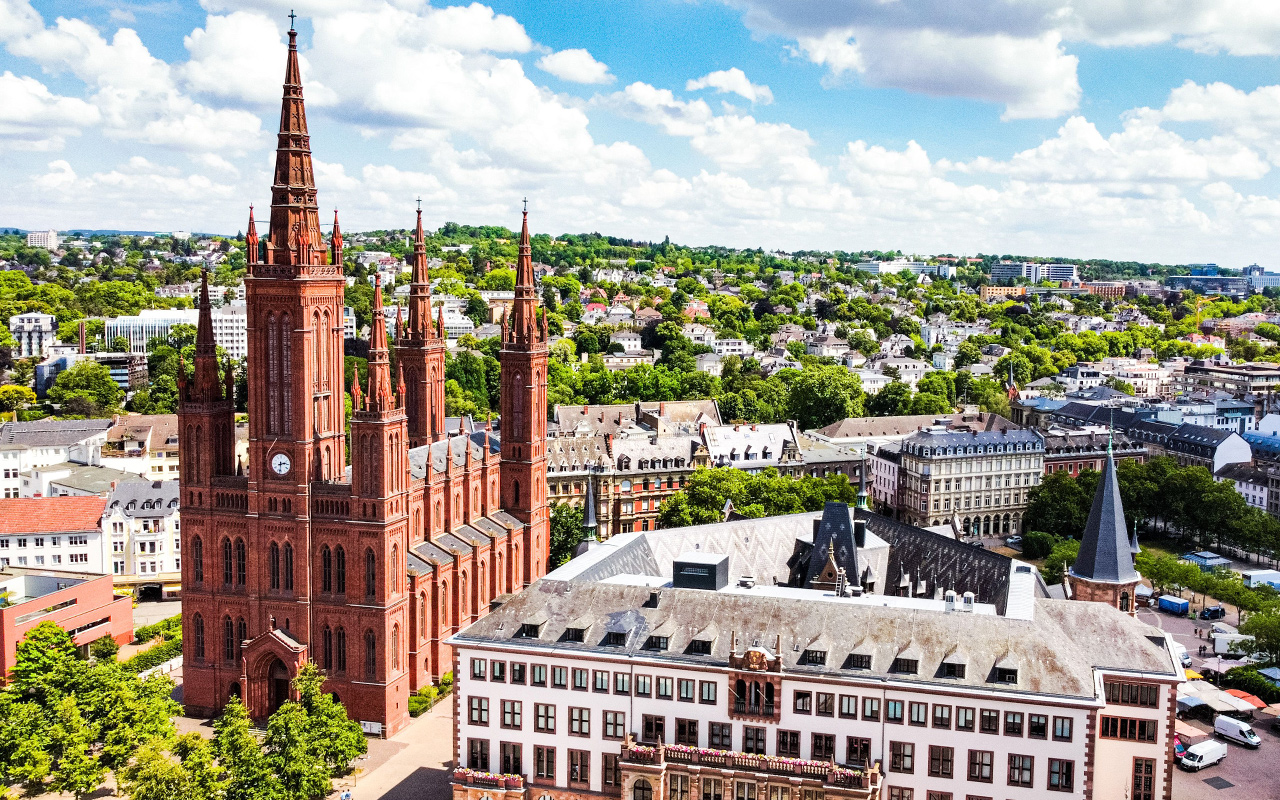 Foto Leistenschneider Wiesbaden – Blick auf die Marktkirche und Innenstadt, unweit der Filiale in der Langgasse.