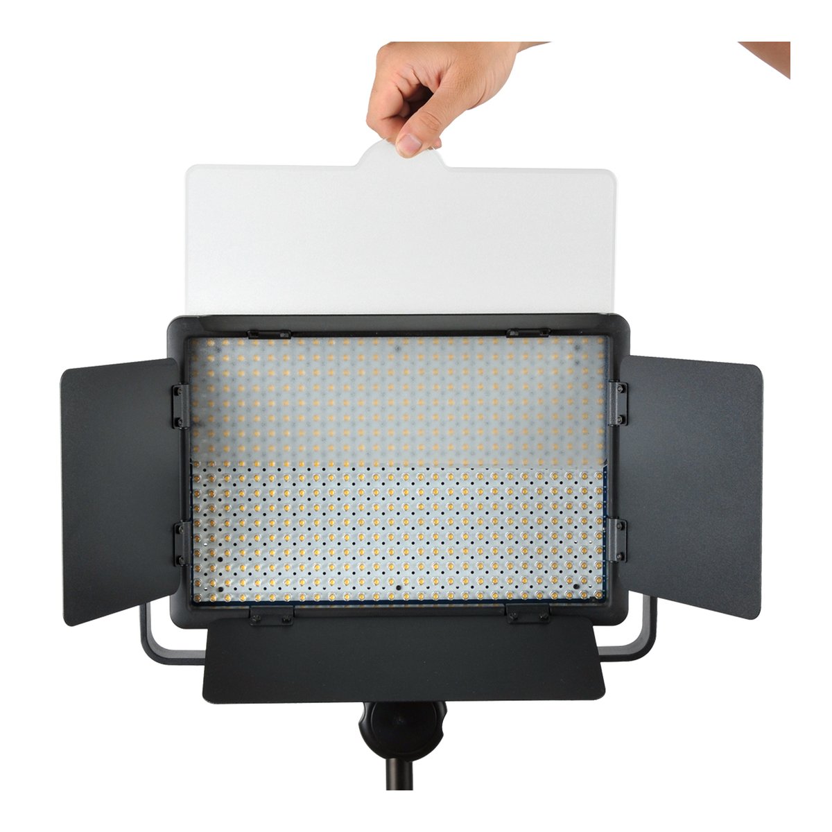 Godox LED 500Y Tungsten mit Flügeltor - Anwendungsbeispiel: Hand beim Einsetzen des Diffusors in die LED-Videoleuchte mit offener Front.