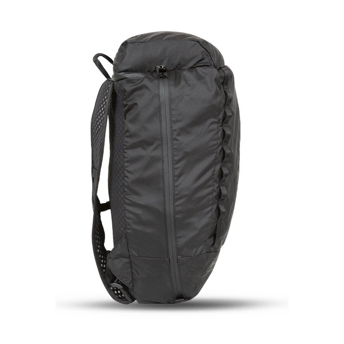 WANDRD VEER 18 - BLACK - Seitenansicht: Schwarzer Rucksack mit vertikalem Reißverschluss und Befestigungsschlaufen.