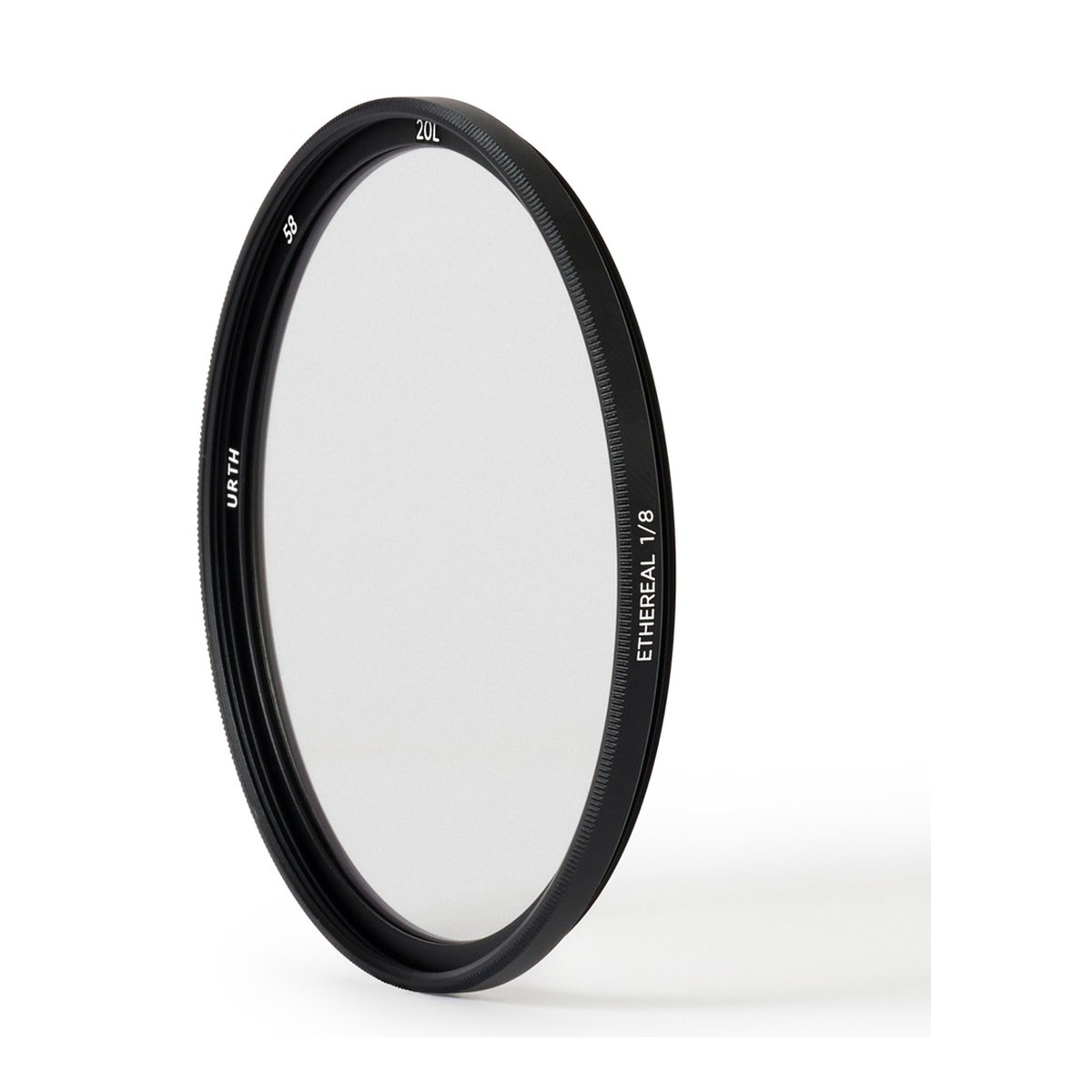 Urth 58mm Ethereal ⅛ Black Mist Objektivfilter (Plus+) - Urth Ethereal 1/8 Kamerafilter, schräge Vorderansicht mit Beschriftung