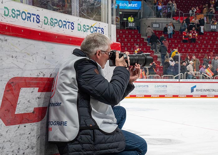 Fotograf mit Nikon Z-Systemkamera am Spielfeldrand beim exklusiven Sportfotografie-Workshop