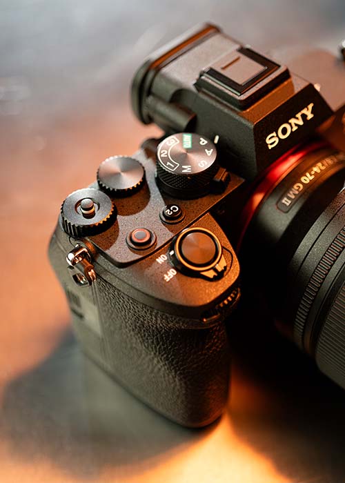 Nahaufnahme der Bedienelemente und des Griffs der Sony Alpha 7V