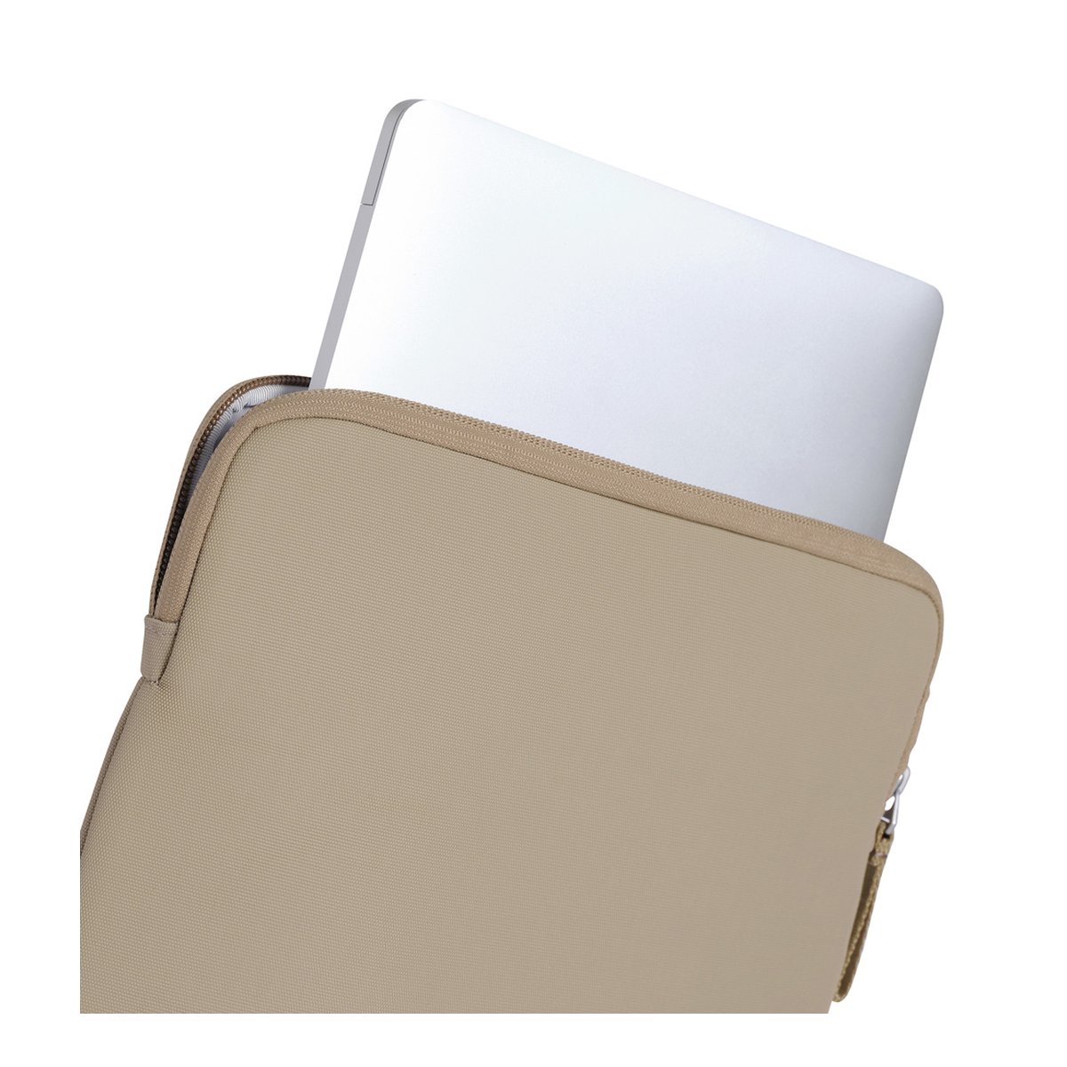Urth Naos 15/16" Laptoptasche (Beige) - Anwendungsbeispiel: Laptop wird in beigefarbene Laptop-Hülle gesteckt