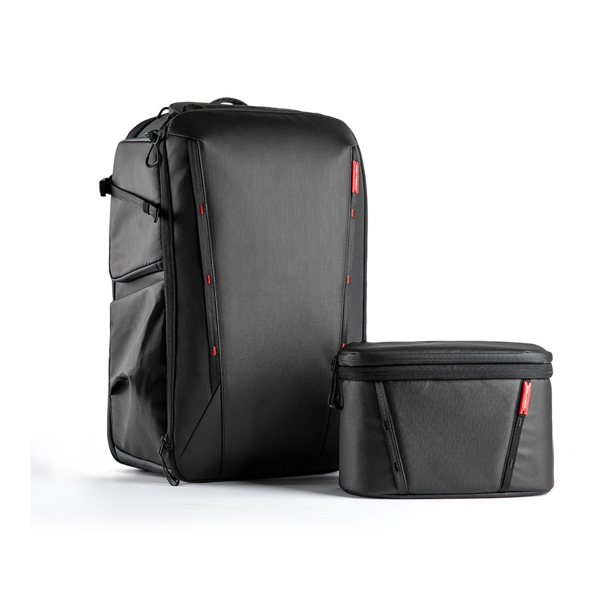 PGYTECH OneMo 2 Backpack 35L (Space Black) - Lieferumfang: Schwarzer Rucksack und passende, modulare Kameratasche auf weißem Hintergrund.