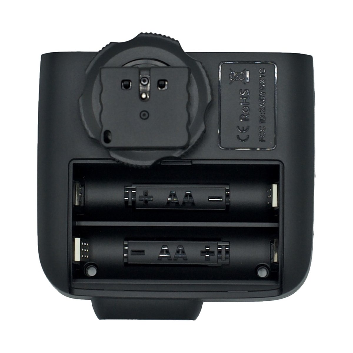 Godox X1 - hot shoe Sony - Detailansicht: Offenes Batteriefach für 4x AA-Batterien und Blitzschuh-Anschluss.