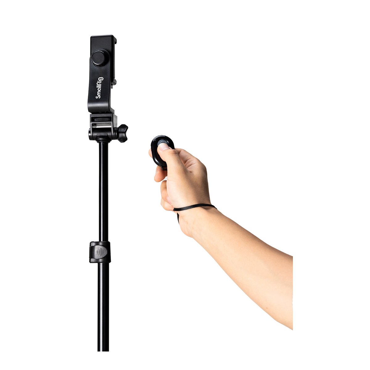 SmallRig 4363 Umkehrbares Live-Streaming Ständer-Kit Encore PT-30 - Anwendungsbeispiel: Hand hält Fernbedienung, gerichtet auf SmallRig Smartphone-Halterung am Stativ