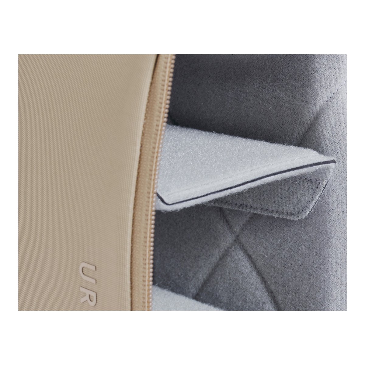 Urth Norite Camera Insert (Beige) - Detailansicht des offenen Reißverschlusses und des gepolsterten Innenfachs mit Trennwand