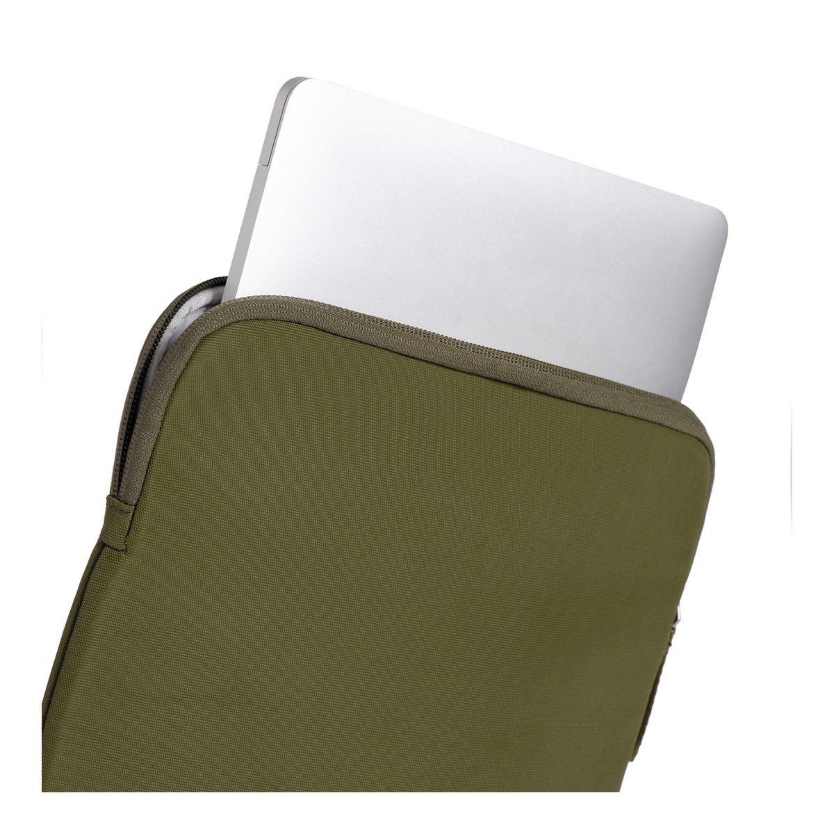 Urth Naos 13/14" Laptoptasche (Grün) - Laptop wird in olivgrüne Schutzhülle gesteckt