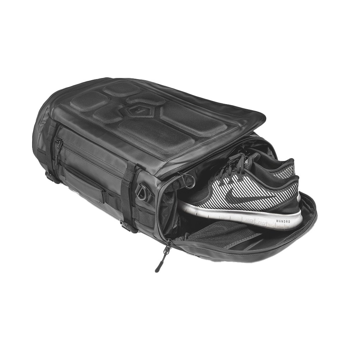 WANDRD HEXAD CARRYALL DUFFEL 60-Liter Black - Detailansicht: Geöffnetes Schuhfach der Reisetasche mit Turnschuhen