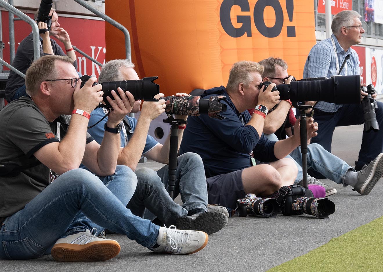 Fotografen am Spielfeldrand beim Sportfotografie Workshop mit Nikon Z-Kameras Teilnehmer des Sportfotografie Workshops sitzen mit Nikon Z-Kameras am Spielfeldrand und fotografieren ein American Football Spiel.
