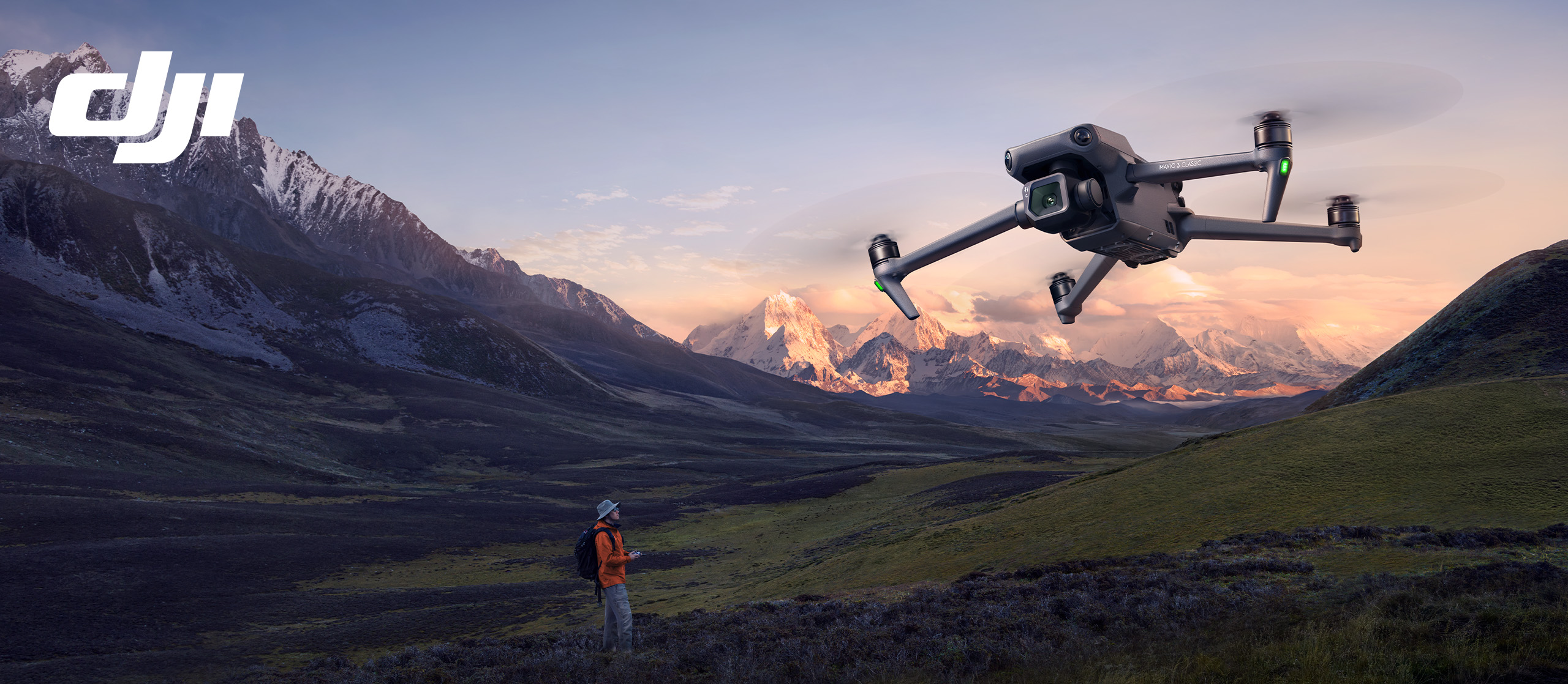 DJI Drohne fliegt bei Sonnenuntergang in der Nähe eines Waldes