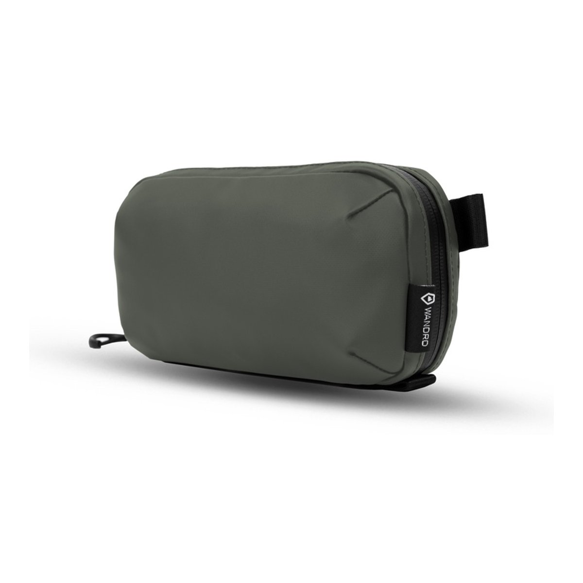 WANDRD Tech Bag Small Wasatch Green - Schrägansicht eines dunkelgrau-grünen WANDRD Pouches mit Reißverschluss und Logo.