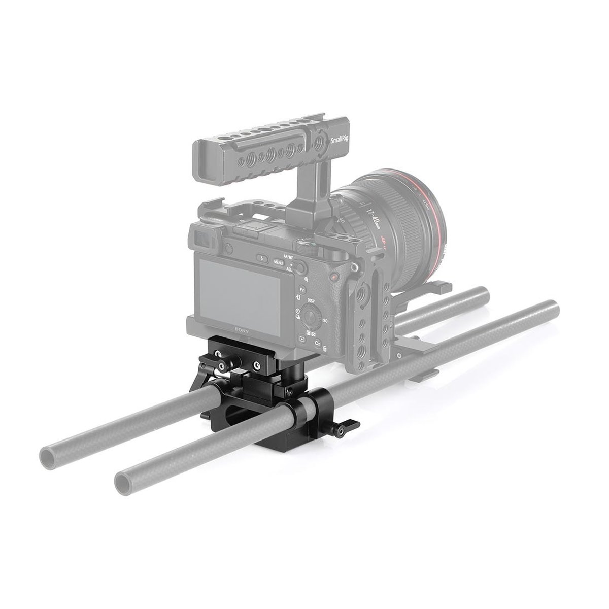 SmallRig 2272B Universale Bodenplatte 15 mm Rod Support-System - Rückansicht der Basisplatte mit 15mm Rod-System, an einer Kamera befestigt.