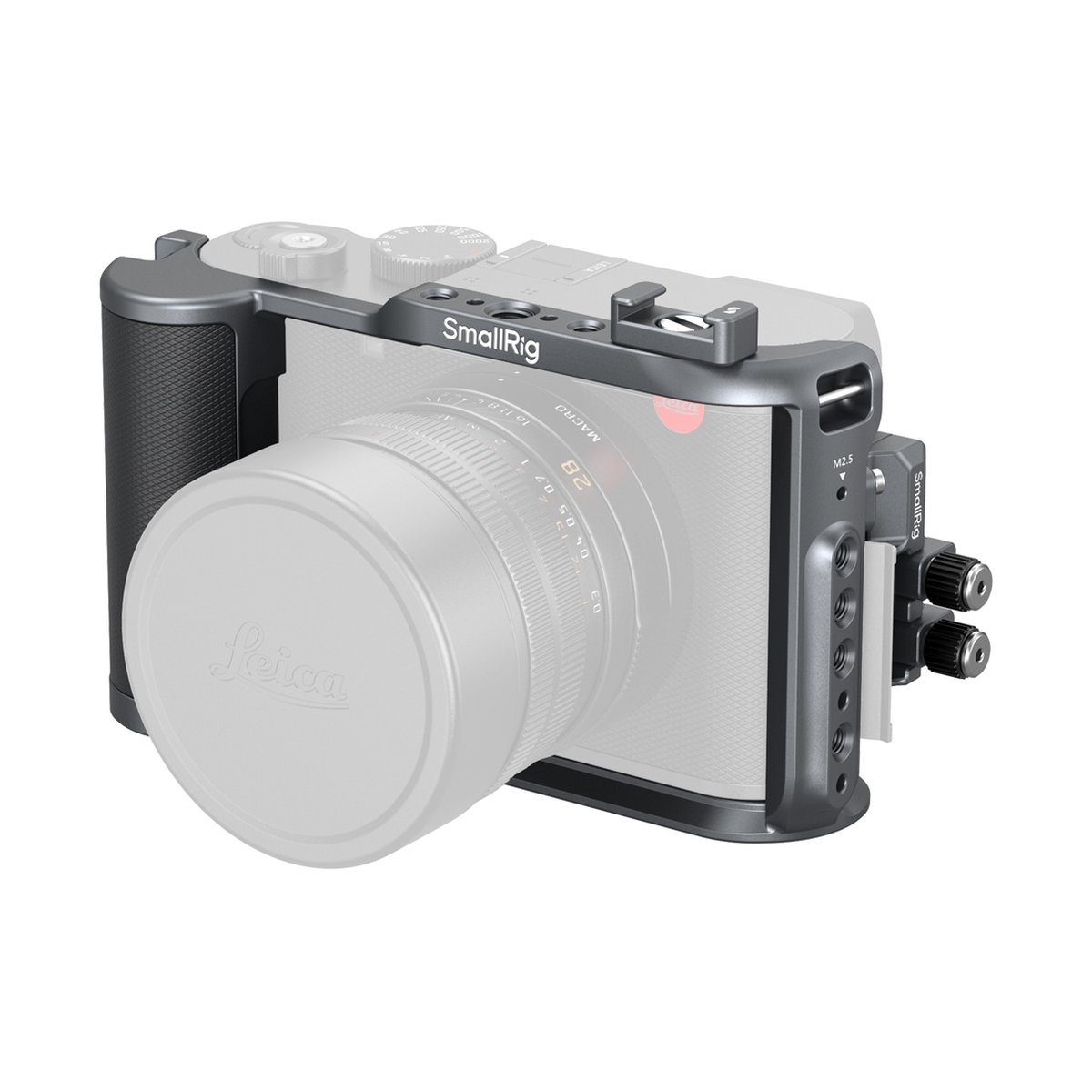 SmallRig 4567 Cage KIT für Leica Q3 - Angewinkelte Ansicht der SmallRig Kamerahalterung mit Handgriff an einer Kamera.