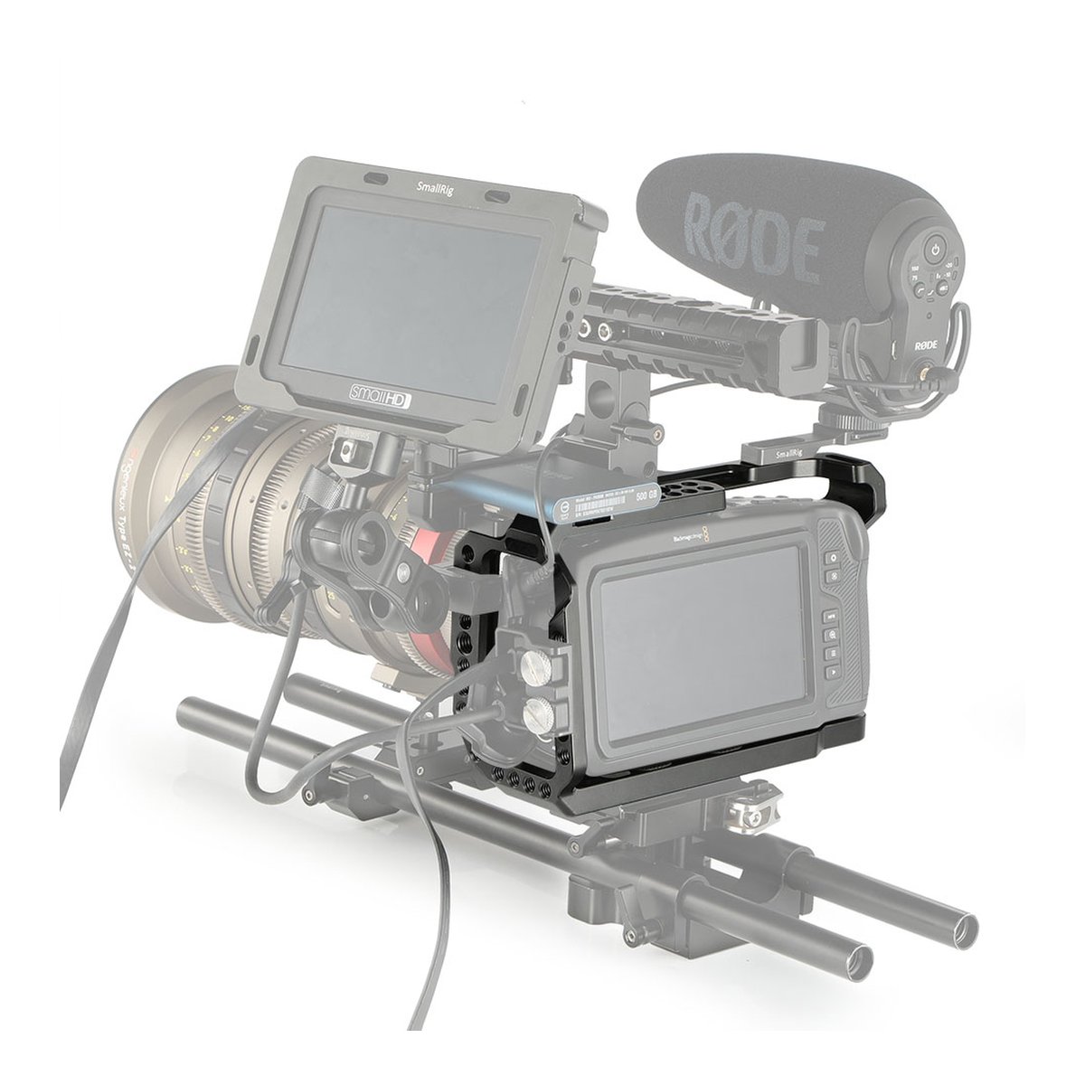 SmallRig 2203B Cage f. Blackmagic Pocket Cinema Camera 4K/6K - Anwendungsbeispiel: Professionelles Kamerarig-Setup mit SmallRig Kamerakäfig, Basisplatte, Rods, Top-Handle & Monitorhalterung.