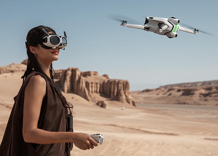 Insta360 Antigravity A1 360-Grad Drohne im Flug mit Vision Goggles Steuerung