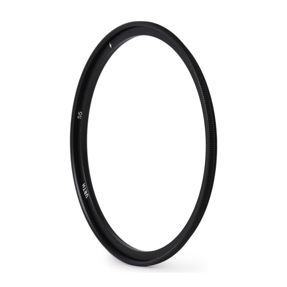 Urth 55mm Magnetic Adapter Ring - Schwarzer URTH Objektivfilterring 55mm, schräge Seitenansicht auf weißem Hintergrund.