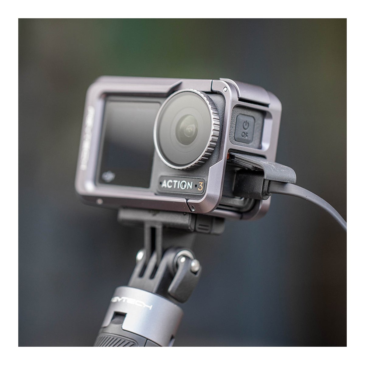 PGYTECH OSMO Action 3 Camera Cage - Detailansicht DJI Action 3 Kamera mit USB-Kabel im seitlichen Anschluss auf Gimbal