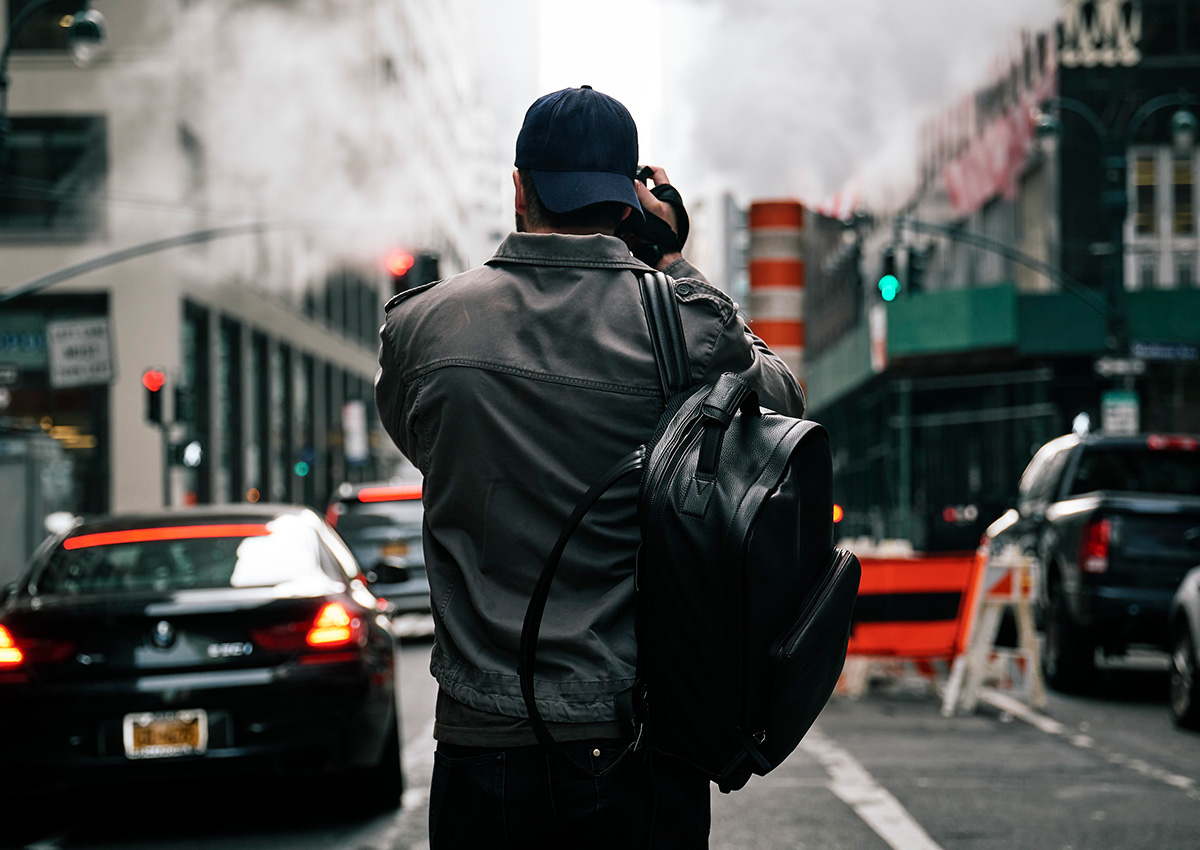 Mann mit dem Oberwerth Kamerarucksack Nelson um eine Schulter hängend läuft durch eine New Yorker Straße