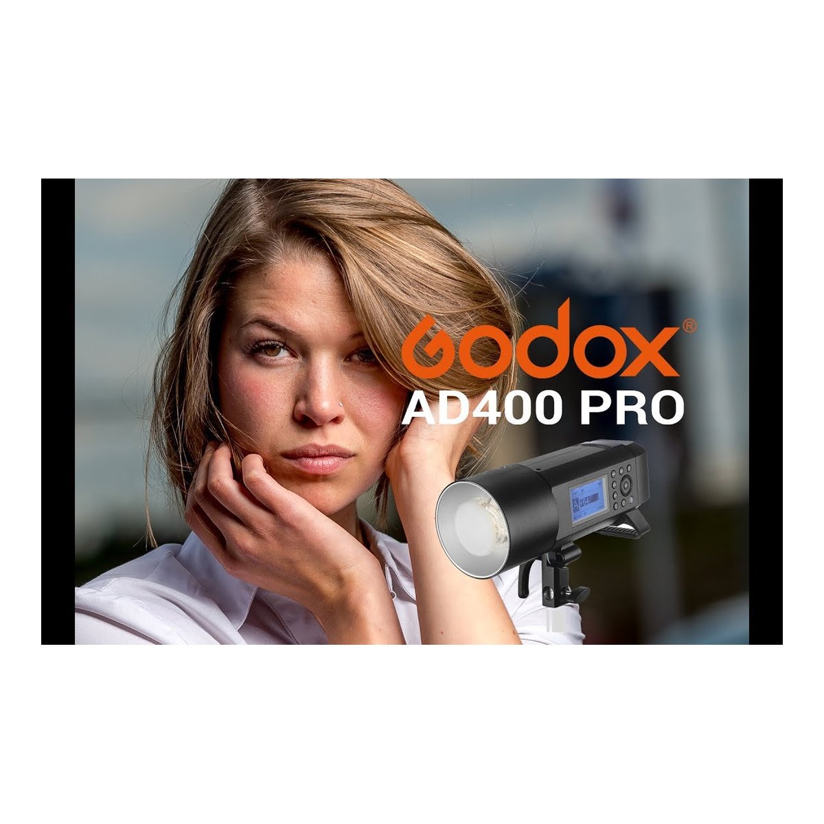 Godox Witstro AD400 Pro - Anwendungsbeispiel: Godox AD400 Pro Blitzgerät mit Model im Hintergrund