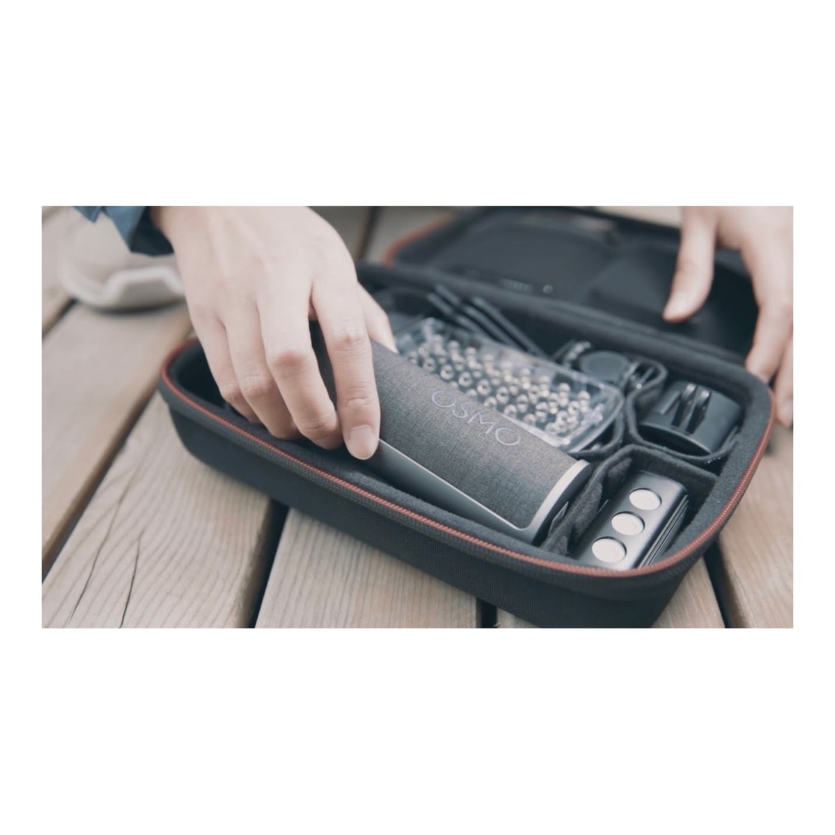 PGYTECH Osmo Pocket Carrying Case - Anwendungsbeispiel: Hände verstauen Osmo-Gerät und Zubehör in passender Transporttasche.